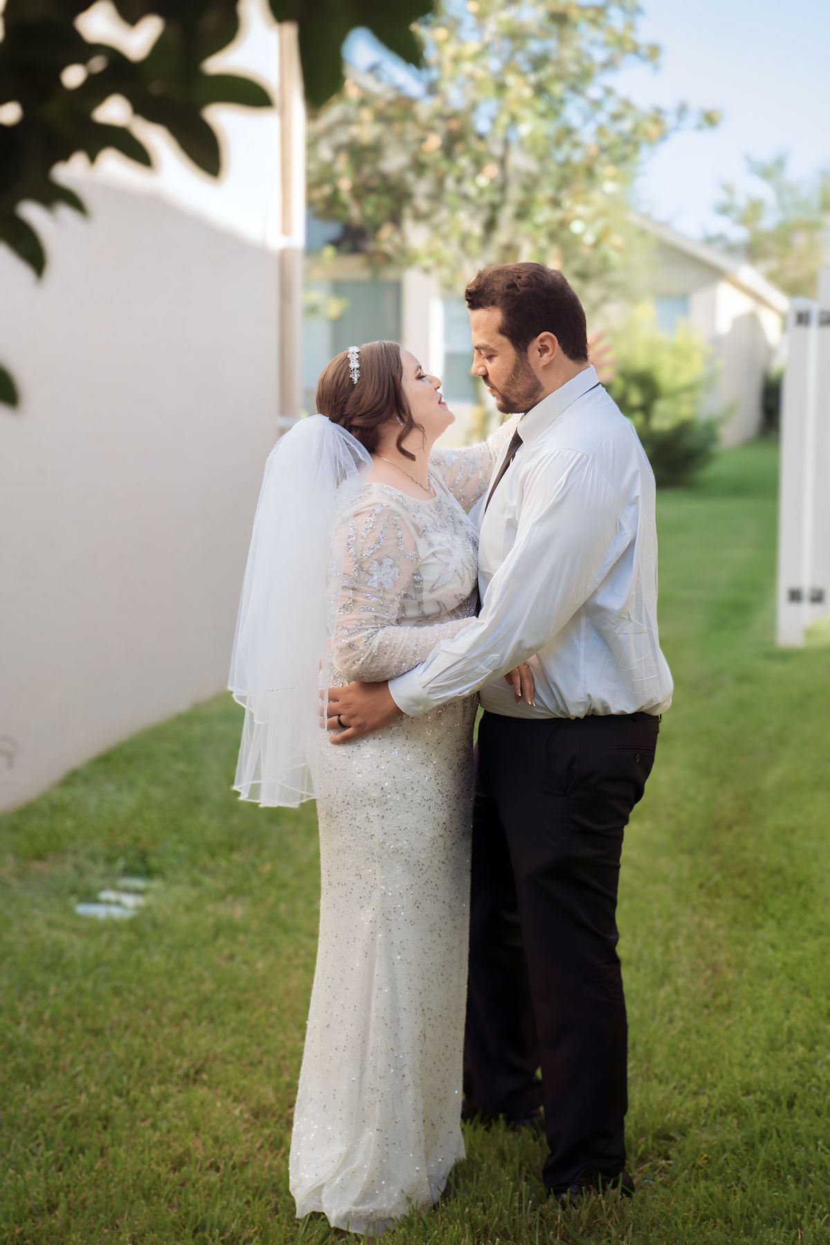 Bahçede gelin ve damat