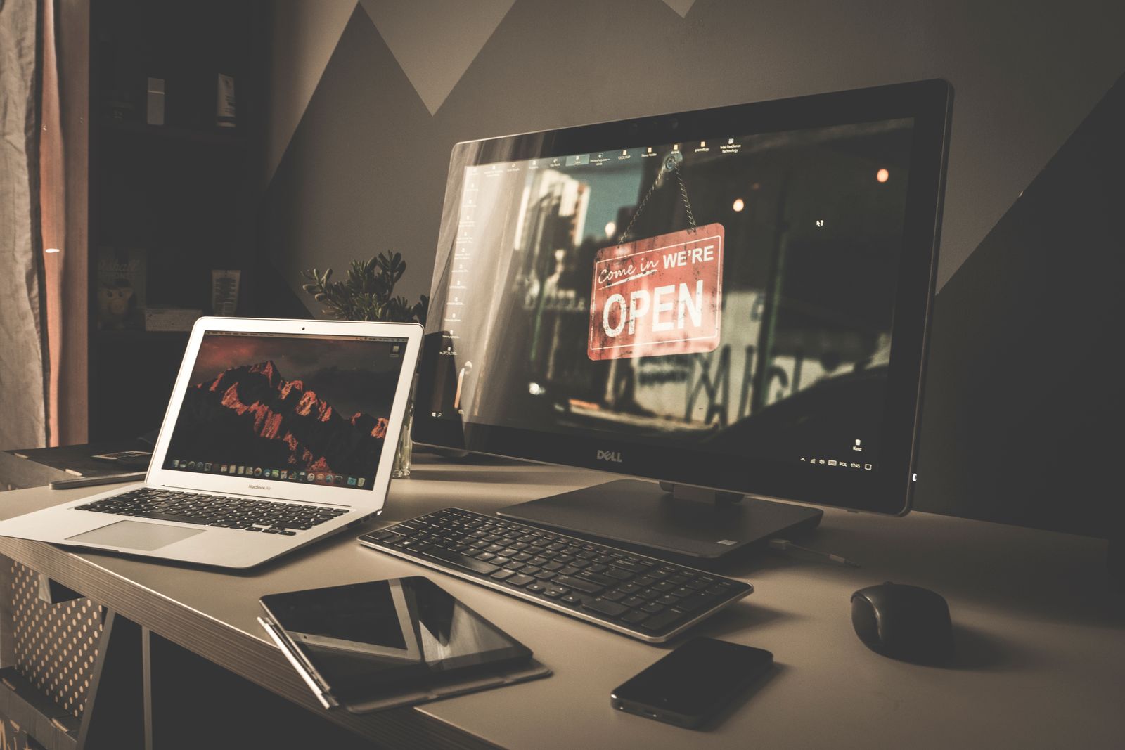 Dizüstü bilgisayar, monitör ve tablet bulunan çalışma masası